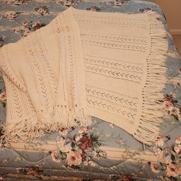 Cream throw crocheted - Picture 3 of 5